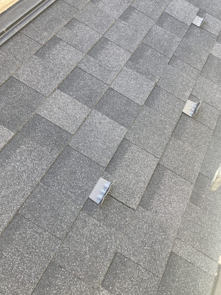 ガルバ鋼板よりは重いけど、コロニアル（平板スレート）よりは軽いので、屋根の葺き替えに適した屋根材だと思います。