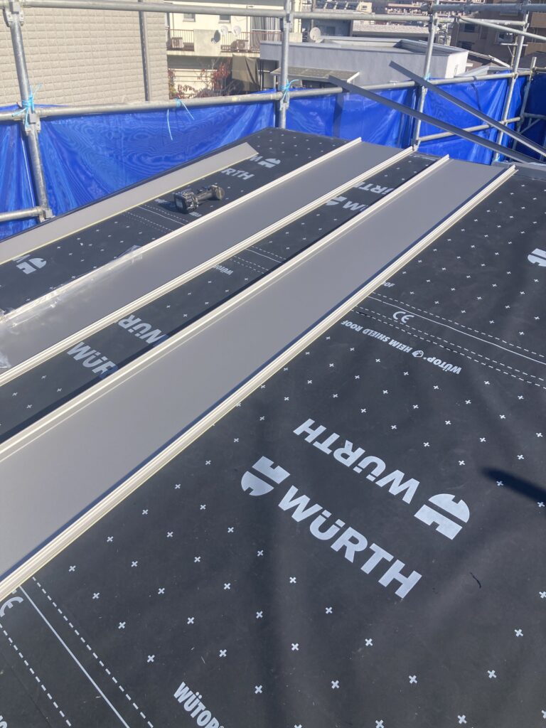 屋根勾配が緩いこと、太陽光パネルを載せること、以上の2つがその理由です。