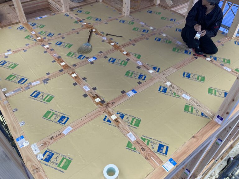 バルコニー床が屋根を兼ねる『ルーフバルコニー』の為、外皮に当たります。