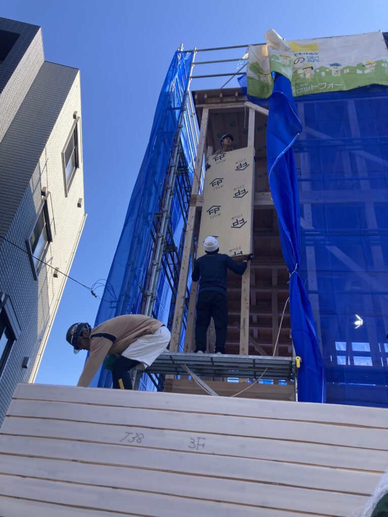 待機していた荷揚げ屋さん×3名+トラックの運転手で荷揚げが始まりました。