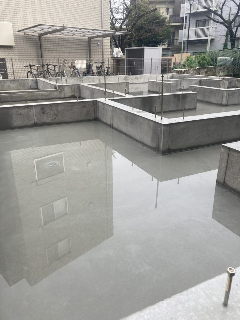 昨夜の雨の影響で基礎に雨水が溜まり、 プール状態になっています。