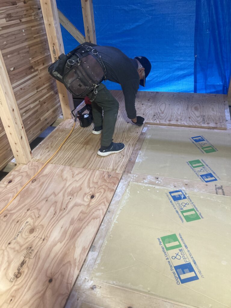 土台間にFPウレタン断熱パネルを落とし込み、躯体に留め付けました。