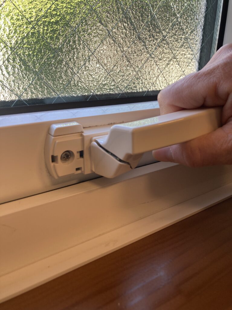 「弟が無理やり開けようとしたら、割れちゃったのよ！」