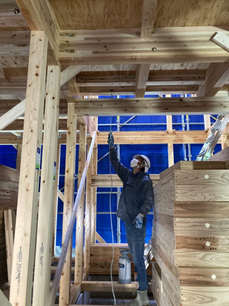 冷めると結晶化したホウ酸がタンクの底に沈殿する位、濃度の高い状態のものを吹いてもらいます。