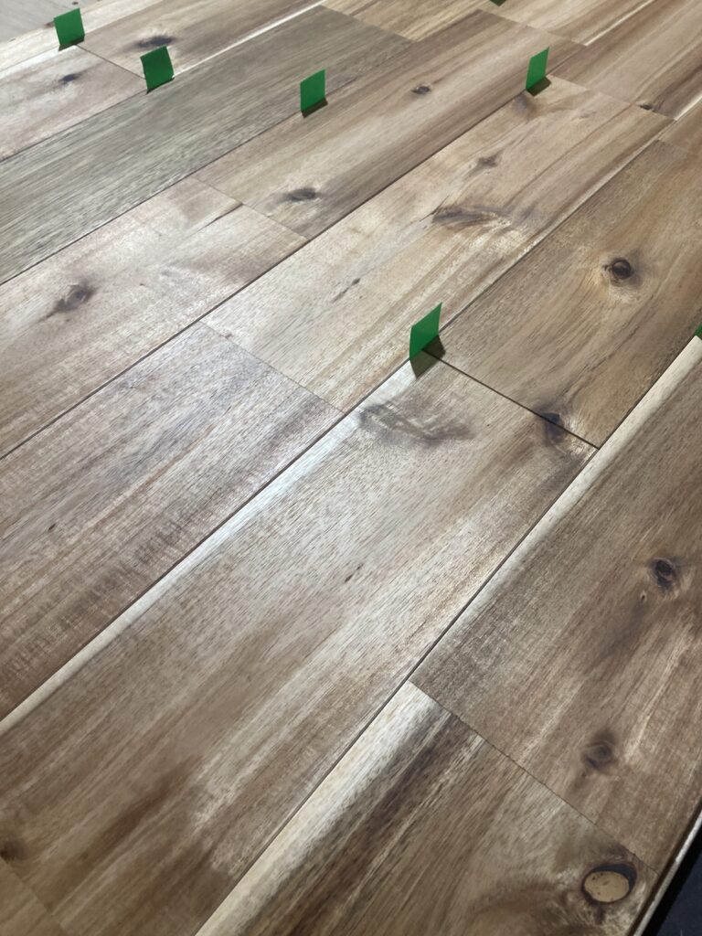 いつもと同じように、パッキンを挟みながらフローリングを張っていきます。  接着剤は使用しません。