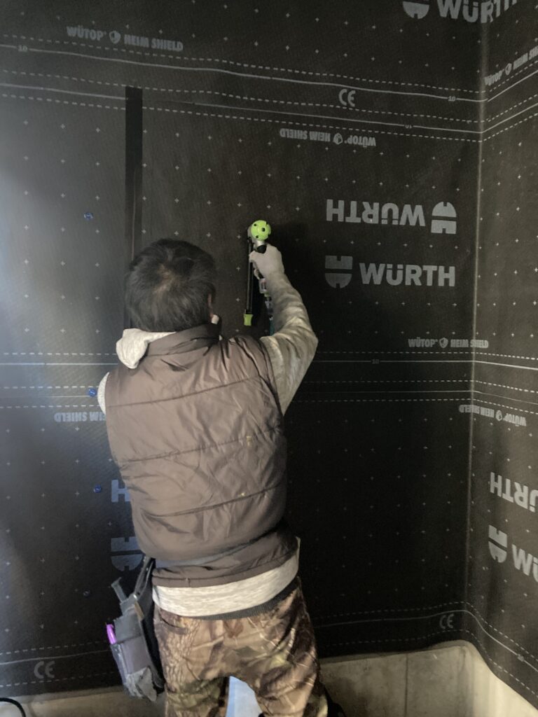 よく見ると、ステープルの下に青い樹脂製のお皿が挟まっているでしょ？