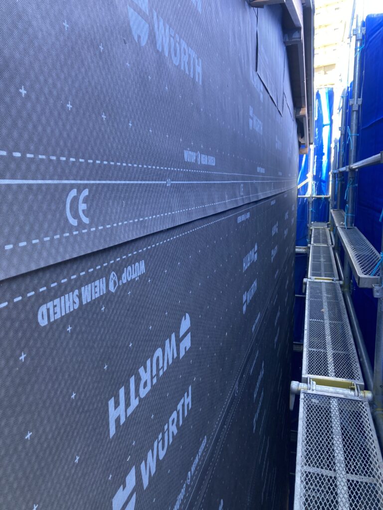 いつもの黒いシートは、ウルト社のハイムシールドです。  もう何年も前から弊社では、このシートしか使っていません。