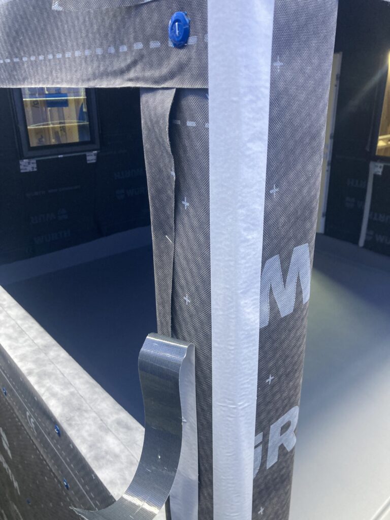 しっかりと圧力を加えて粘着材を被着体表面に密着させないと、防水テープはくっつきません。