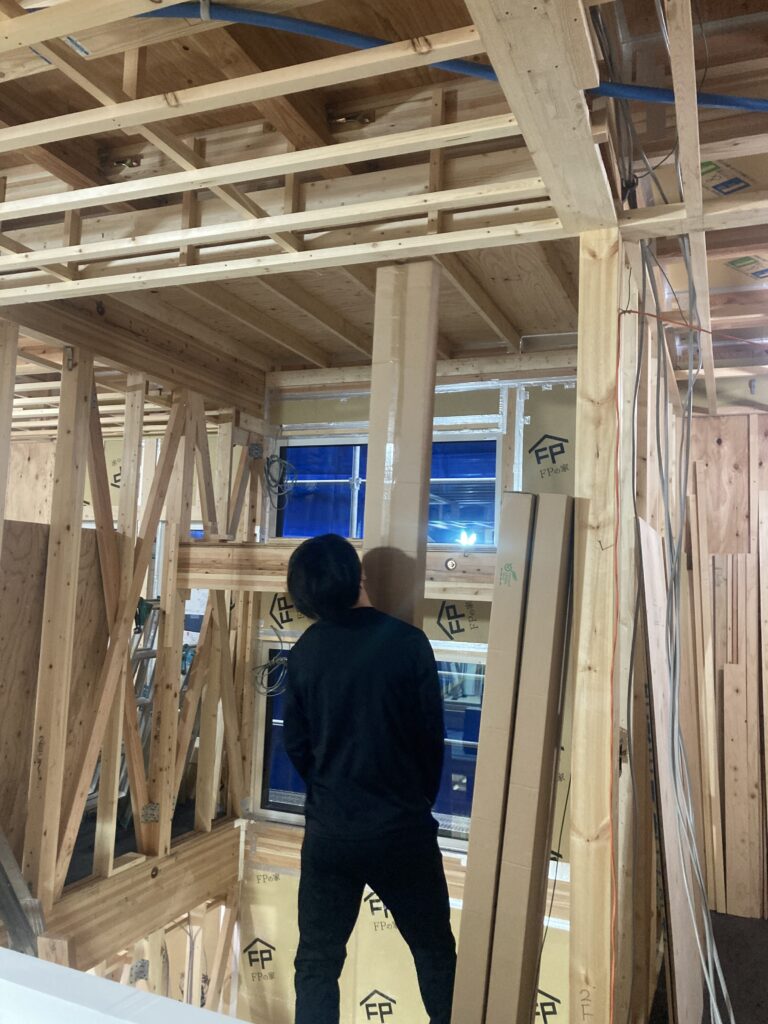 現場に2種類のフローリングが届きました。