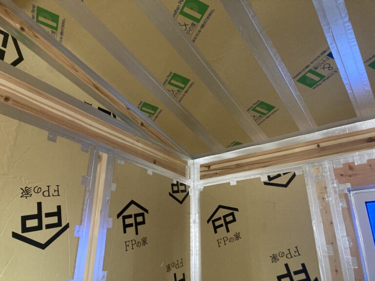 FPウレタン断熱パネルは気密性・防湿性の高いので、繊維系断熱施工のように防湿・気密シートは使いません。