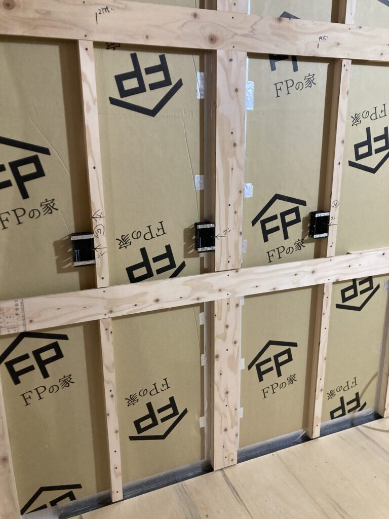 電気配線を通す場合には、写真のように断熱パネルの内側に配線スペースを設けるようにしています。