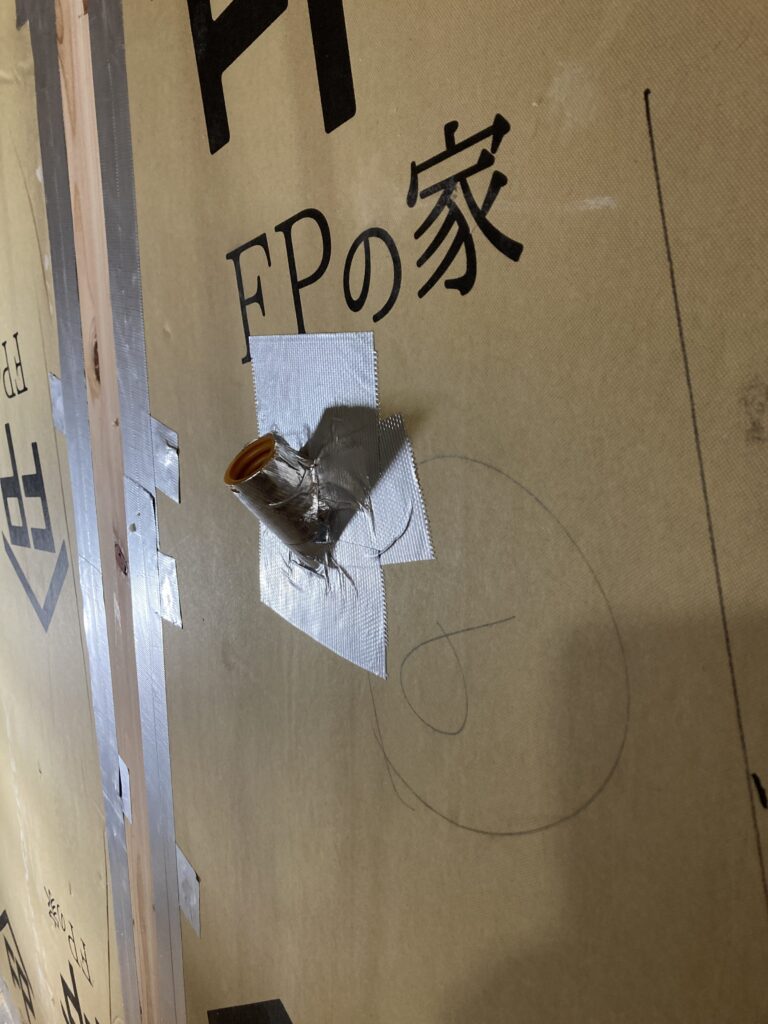 ちなみに今回は厚さ50mmの配線スペースを設け、この中に電線を通します。