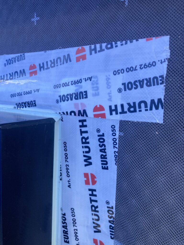 一般的な防水テープは、この点を考慮して若干弱めの接着力にしているのかもしれませんね。