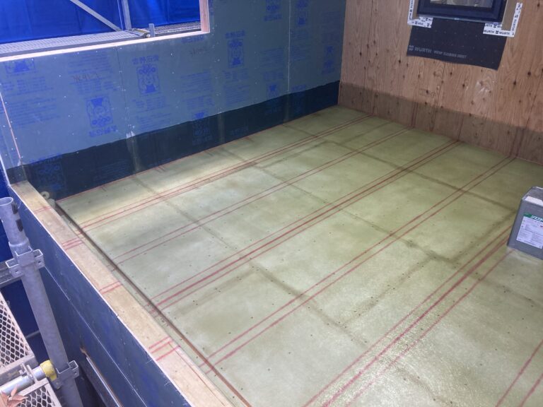 朝一番、バルコニーの床下地合板上にケイカル板を敷き込み、この上にFRP防水を施工しました。