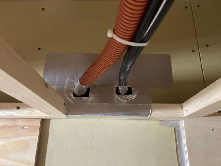 その分、施工性の高い専用部材を使う事で施工精度を高める訳です。