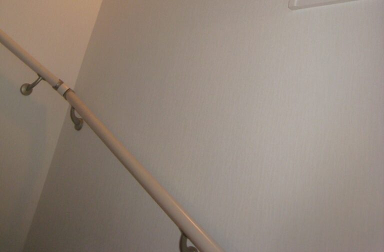 唯一の搬入路になる階段壁にある壁付手摺が邪魔だから外して！