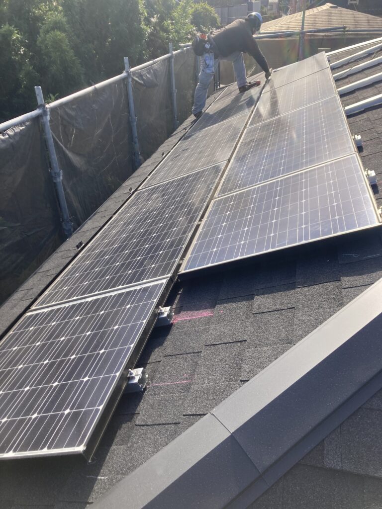 屋根の葺き替えが終わったので、降ろしておいた太陽光パネルを改めて載せています。