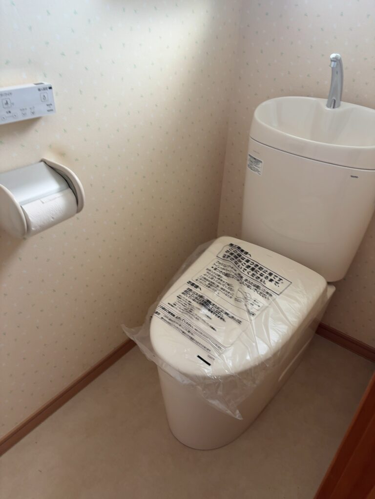 今日は朝から、築19年目の弊社OB宅にて便器交換を行っていました。