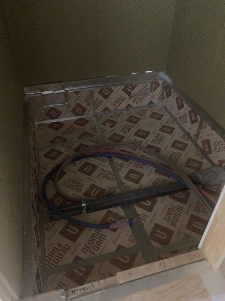 基礎の耐圧盤上及び立上り部分に、厚さ50mmのネオマフォームを貼っています。