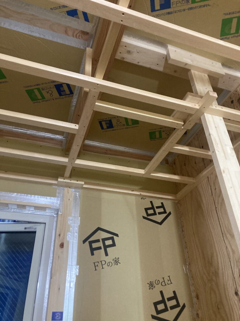 中央部に組まれた450mm×450mmの開口下地が見えると思います。  これ天井点検口用の開口なんです。