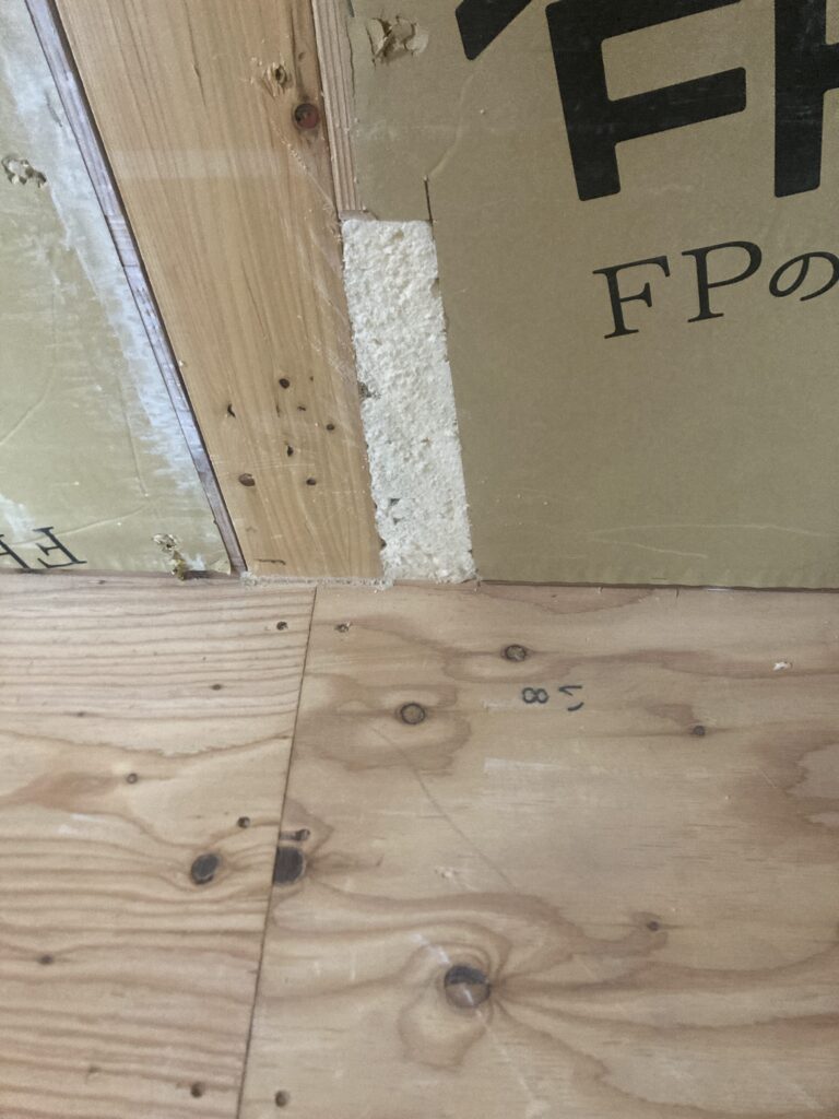 もちろん欠き取った部分には、写真のように発泡ウレタンをしっかりと充填します。