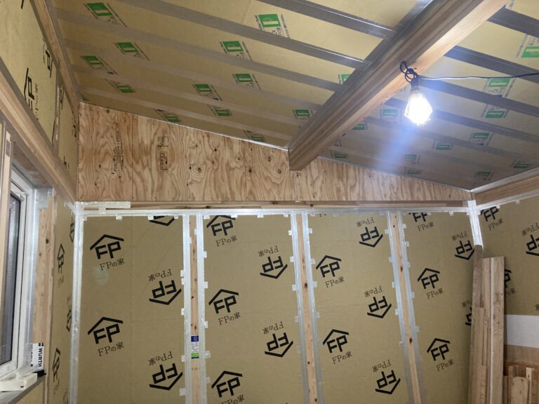 妻壁の小屋梁から上に、写真のように構造用合板を張れ！って事ですよね。