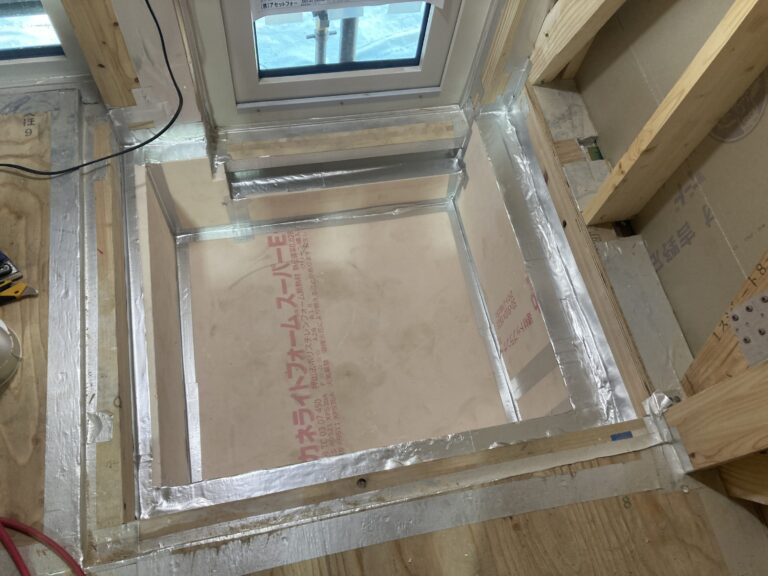 ユニットバス下の場合にはネオマフォームを利用しますが、玄関土間や勝手口土間下の場合にはXPSを利用します。