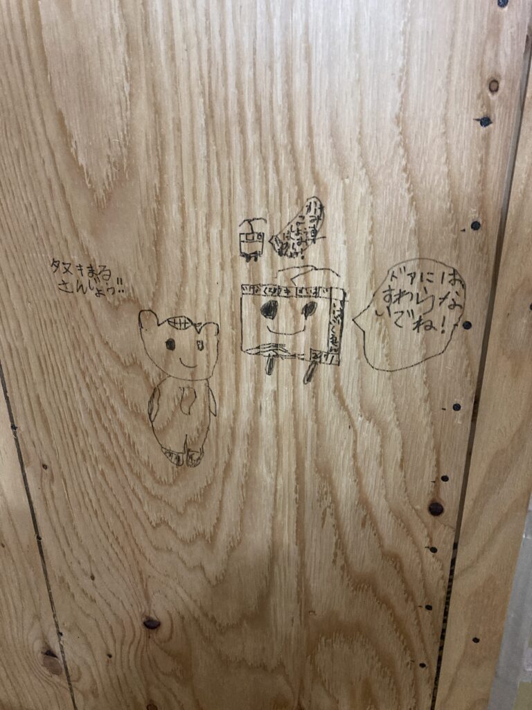 とある現場の耐力面材に、こんな絵が描かれていました。