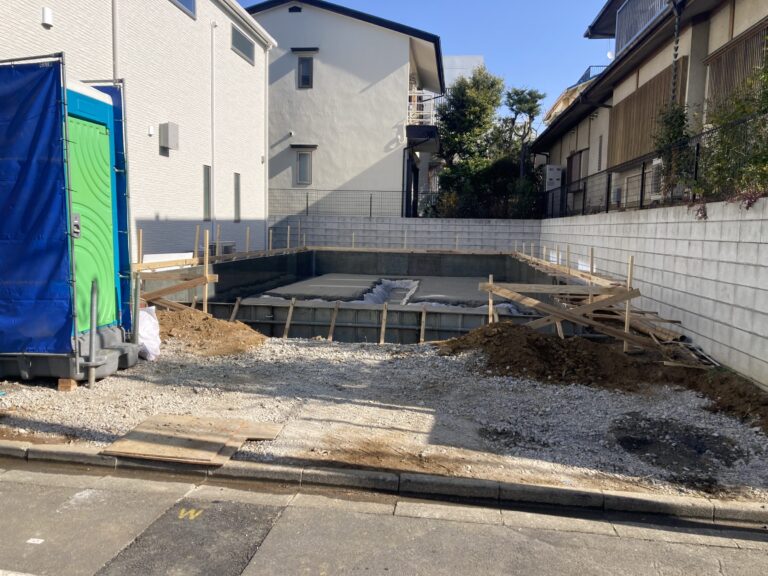 捨てコンを打設しているので、墨付けも容易に行えます。