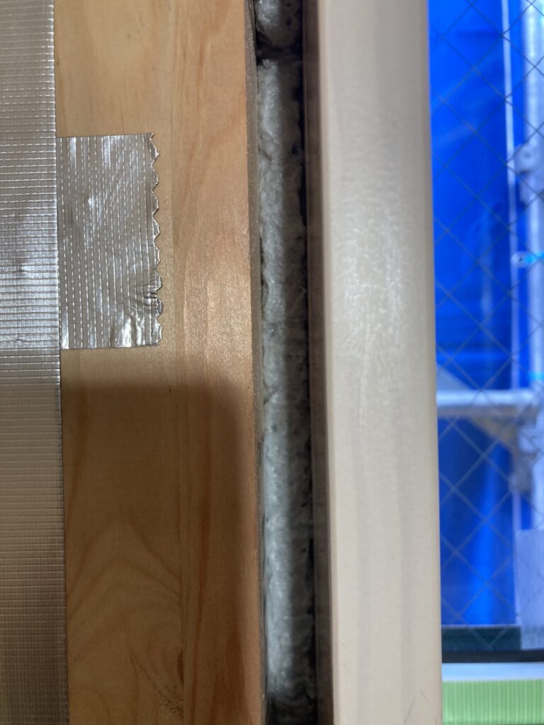 窓枠と躯体の間に、20mm程度の隙間があるのがわかると思います。  奥が銀色に輝いているでしょ？