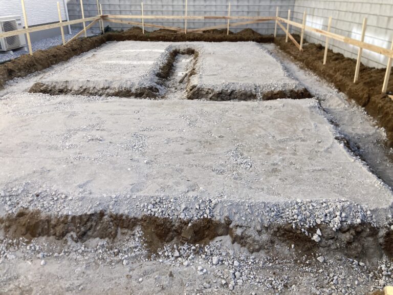 かぶり厚さは基礎の耐久性に大きく影響するので、捨てコンってとても重要なんです。