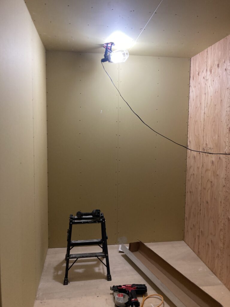 例えば厚さ12.5mm×910mm×1820mmの石膏ボードには、約3kgの結晶水が含まれているそうです。