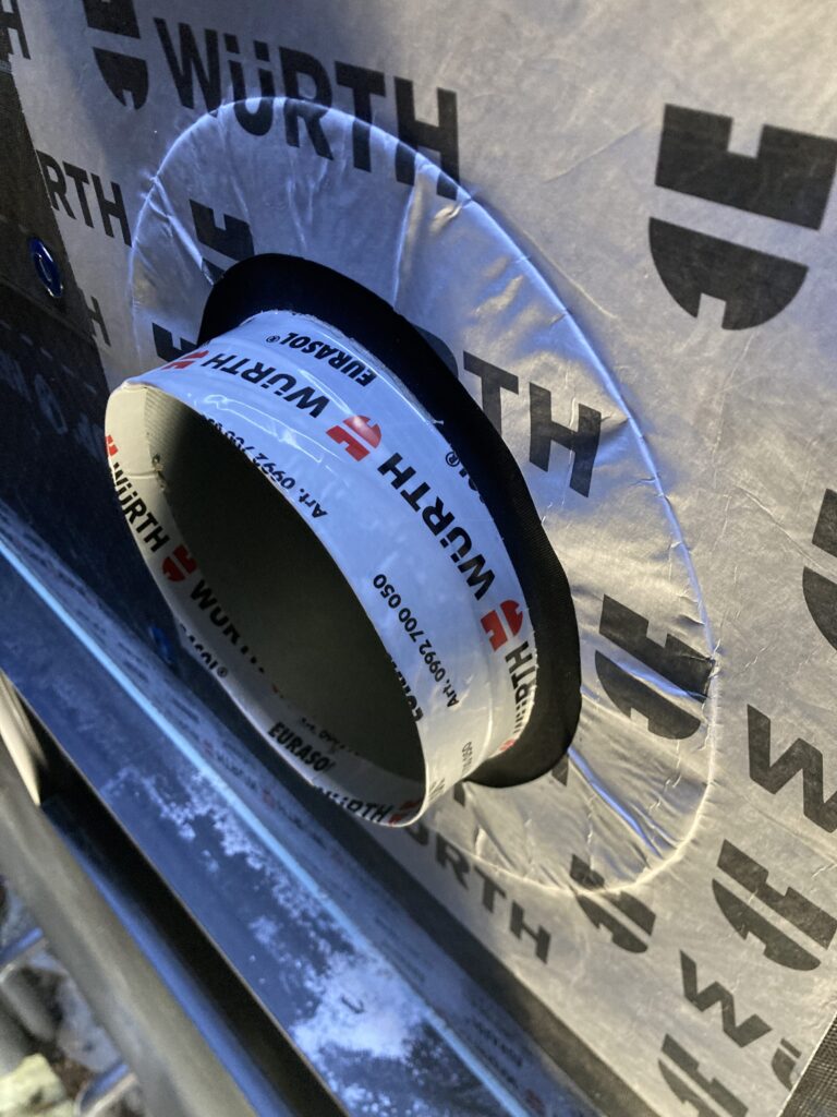 もし製造メーカーの施工マニュアルにテープを巻かなくても良いとあれば、巻く必要はありません。