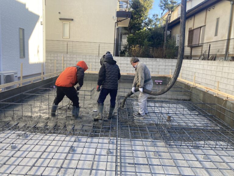 早速、コンクリート試験用の生コンを採取して、配合計画通りである事を確認します。