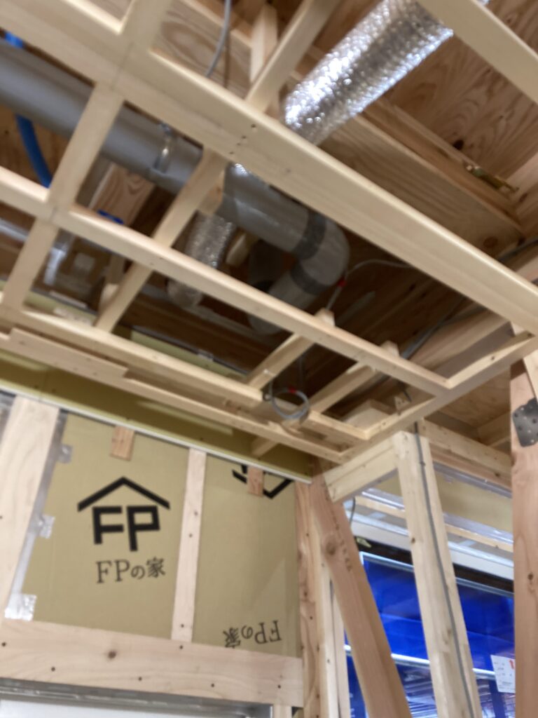 弊社では音ナインという防音材一体型排水管をかなり昔から採用しています。