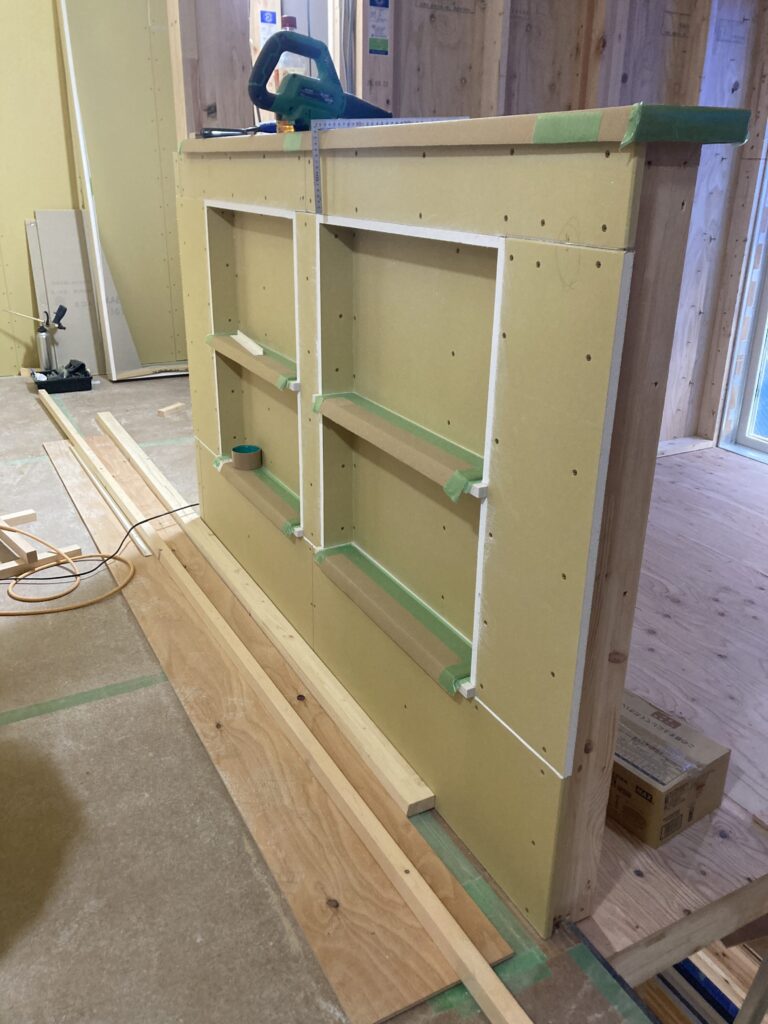 もともとフランス語に由来し、「くぼみ」や「隠れた場所」を意味していました。