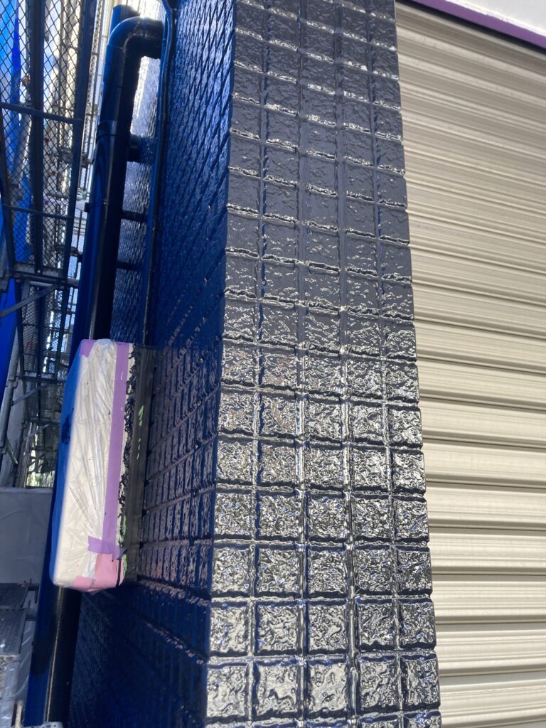 雨が降れば汚れとの間に雨水を入り込み、壁に付着した汚れが浮き上がり、雨水と一緒に洗い流します。