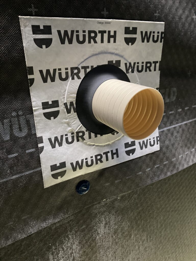 厚さ105mmの硬質ウレタンフォームですから、ホールソーを使えば簡単に穴を明けることが出来ます。