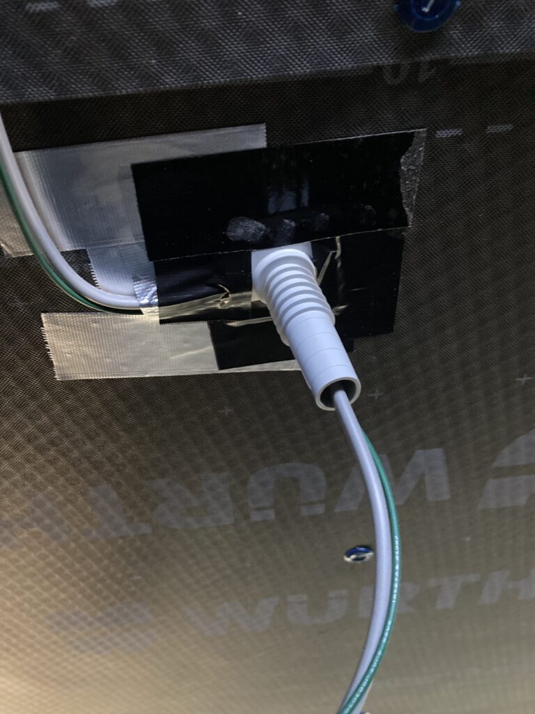 電線が金属エッジに直接触れると、摩耗や劣化による短絡や絶縁不良のリスクが高まるでしょ！