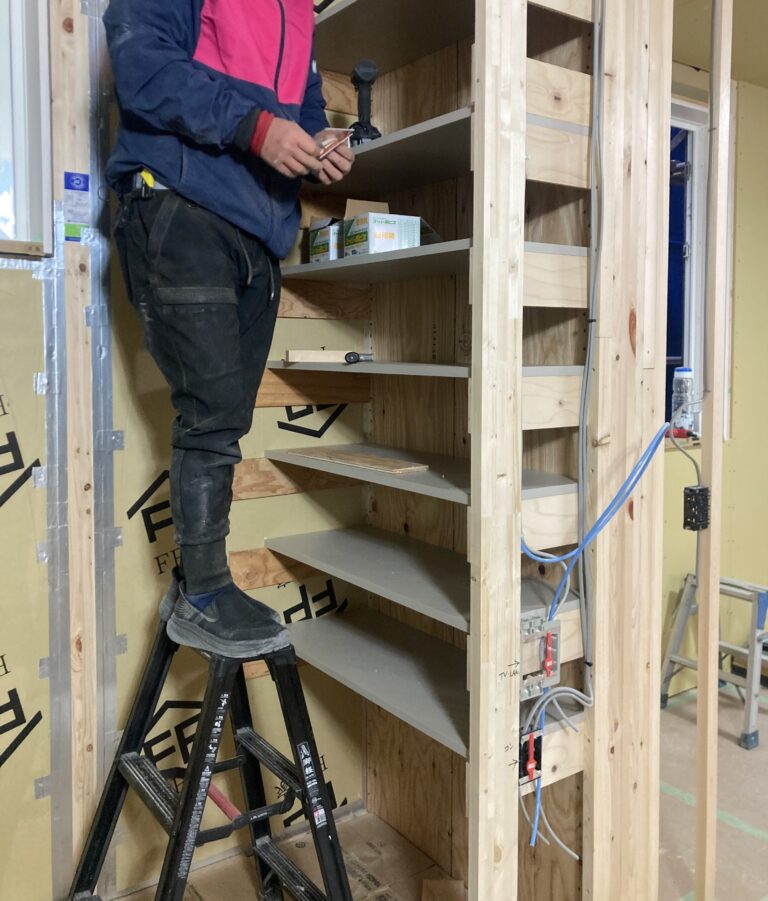 固定棚VS可動棚、あなたならどっちにする？