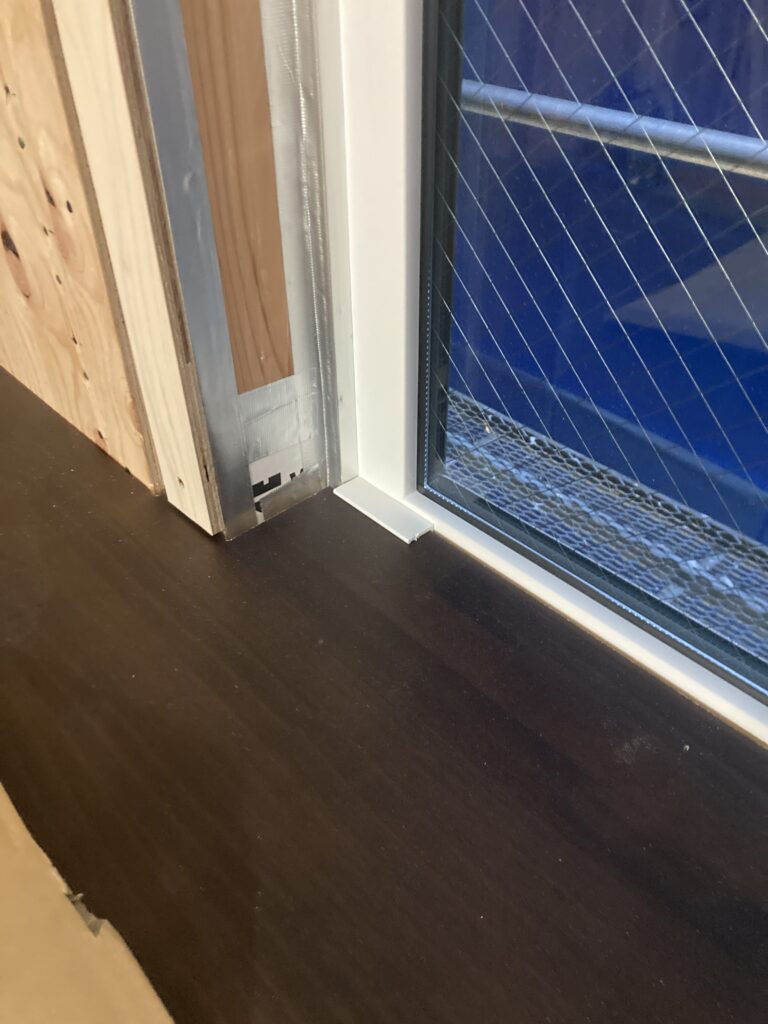 チョコレート色のカウンターと樹脂サッシのフレームの間には、3mm程度の隙間を空けてあります。