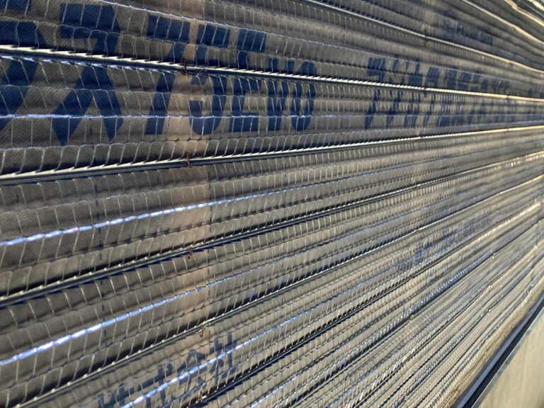 フジカワの通気ラス75EVoの裏打ち紙は半透明なので、下地の状況がよく見えます。