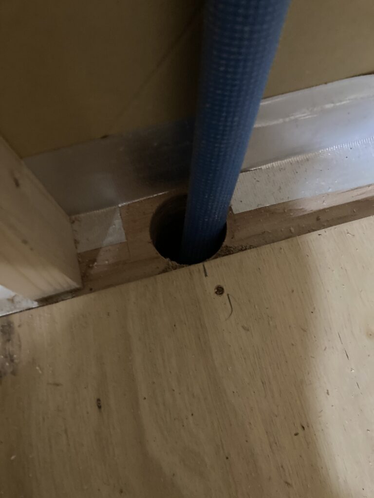 床下からの給水管が床断熱＆床下地板に見事な穴を明けていました。