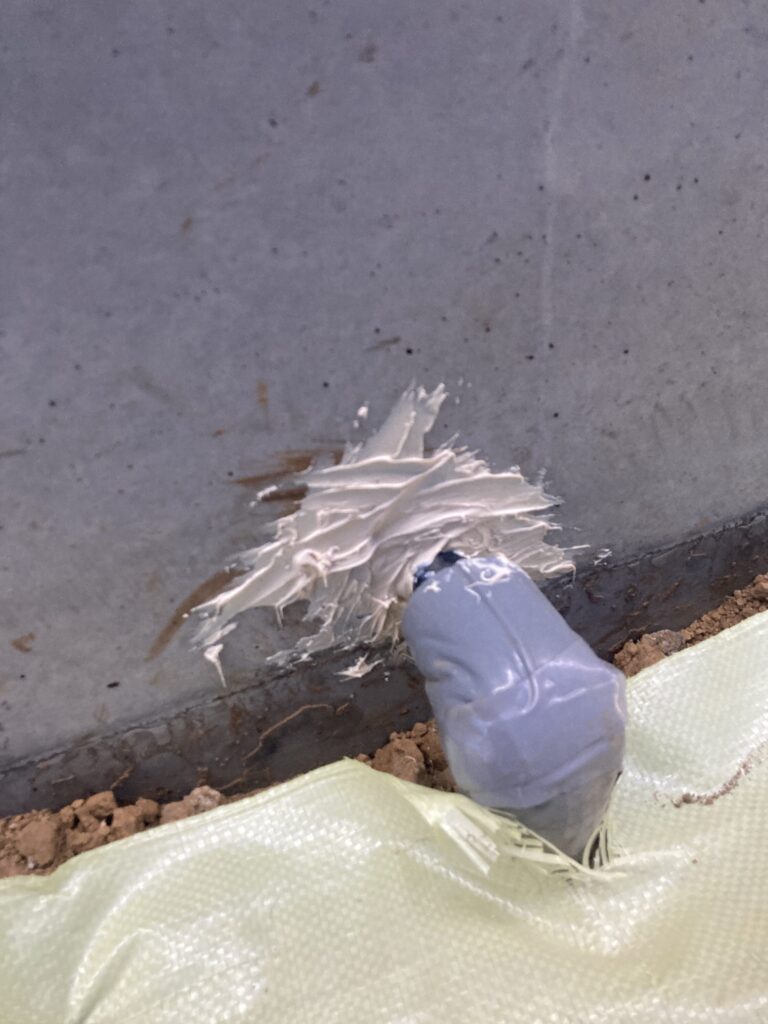 保温材を巻いた給水管周りの防蟻処理を行いました。