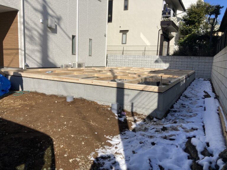 融けた雪が凍ってしまい、スケートリンクのように滑るんです。