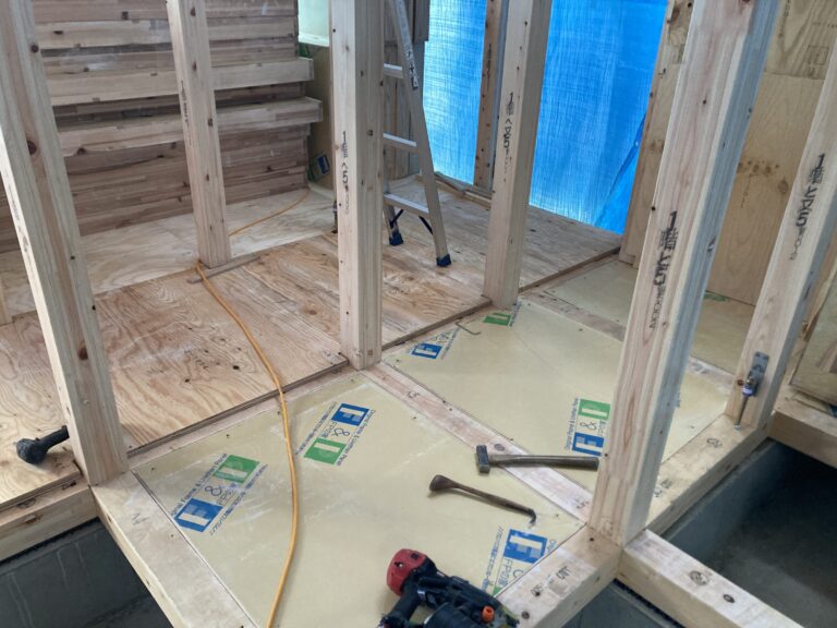 1階土台＆大引の間にFPウレタン断熱パネルを充填しました。