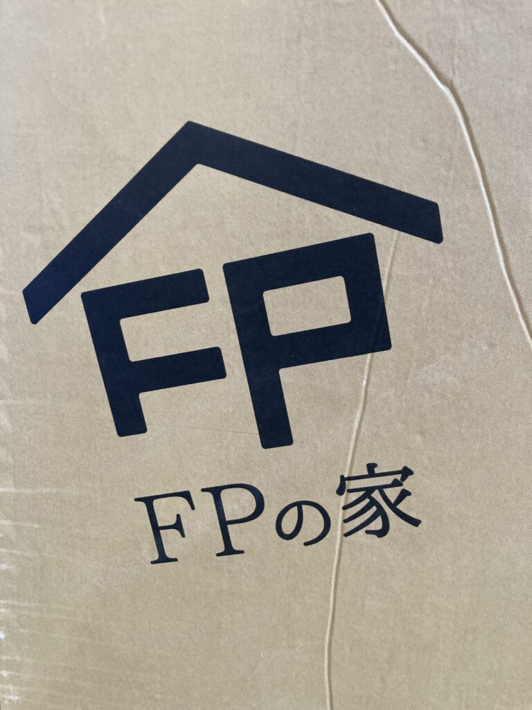 『日常も、もしもの時も、家族を守り続けることの出来る家』を表したロゴマークなんです。