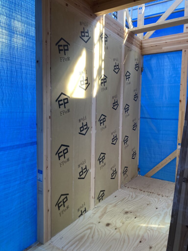 1階床パネル＆ネダノン合板の施工に引き続き、壁パネルの充填を始めました。