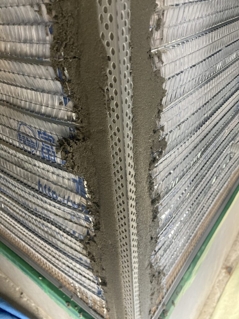 ベースモルタルBは木造住宅のラス下地に塗り付ける専用軽量既調合モルタルです。