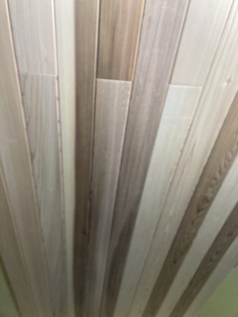 2階キッチンの天井に木の板を張ってみました。